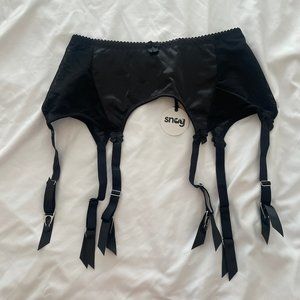 Snag Tights Betty 6-strap Suspender Belt in size C Black